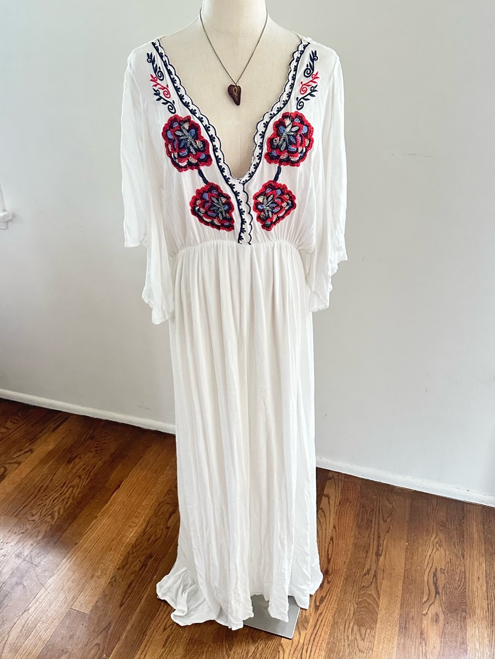 Suzanne Betro White Embroidered Boho Maxi Dress Red Navy Caftan Dress L
